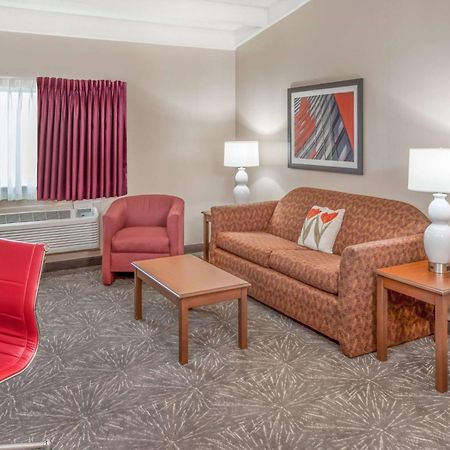 Ramada By Wyndham Hammond Hotel & Conference Center Exterior photo