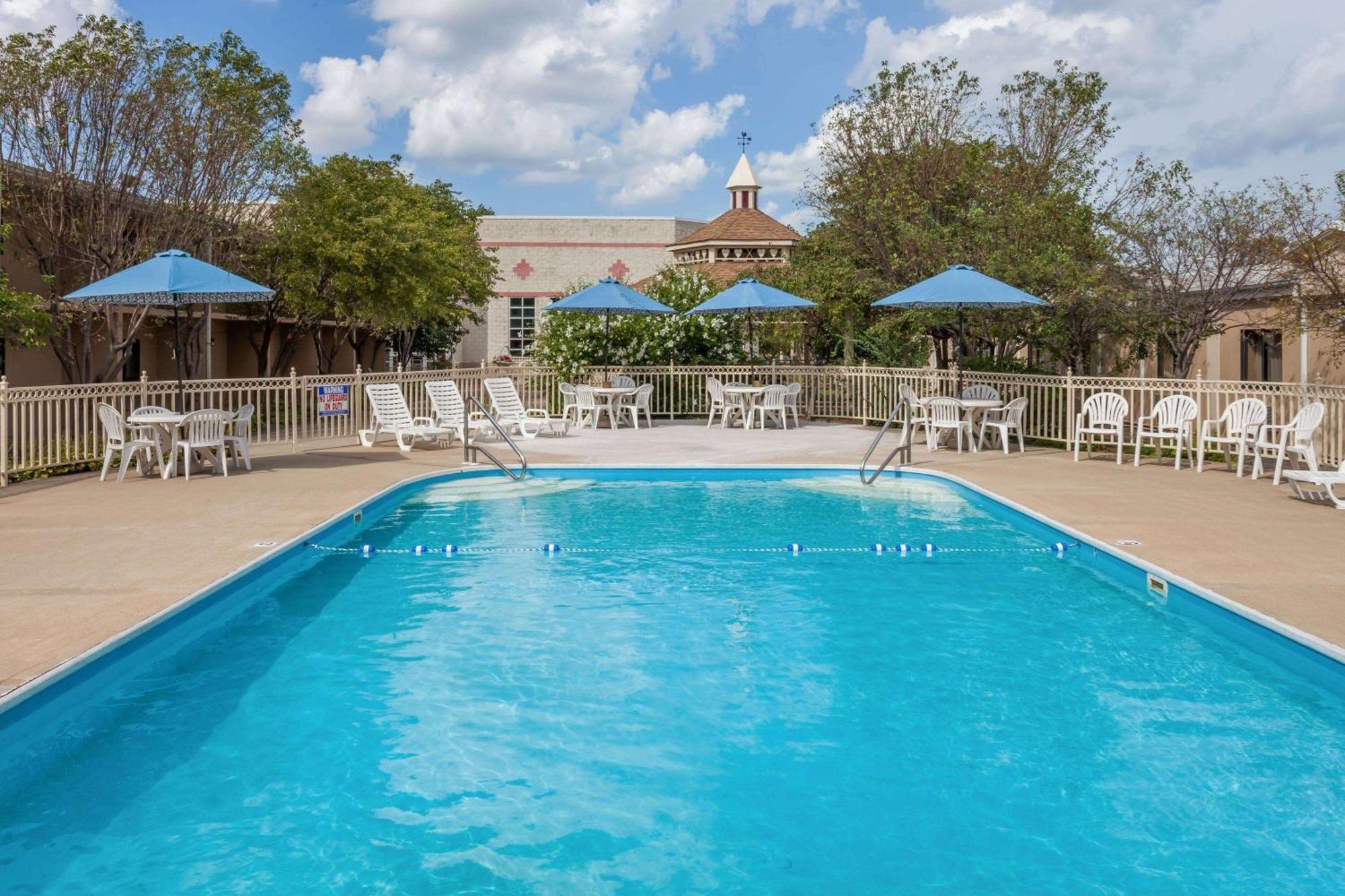 Ramada By Wyndham Hammond Hotel & Conference Center Exterior photo