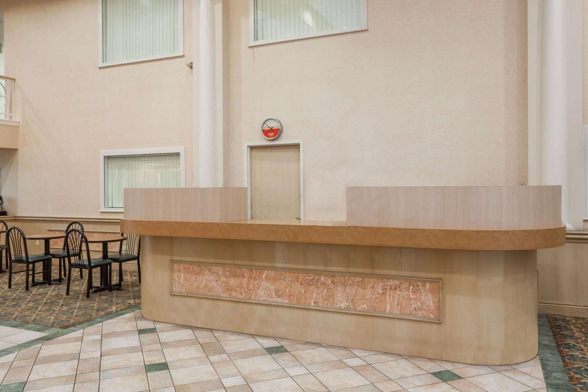 Ramada By Wyndham Hammond Hotel & Conference Center Exterior photo